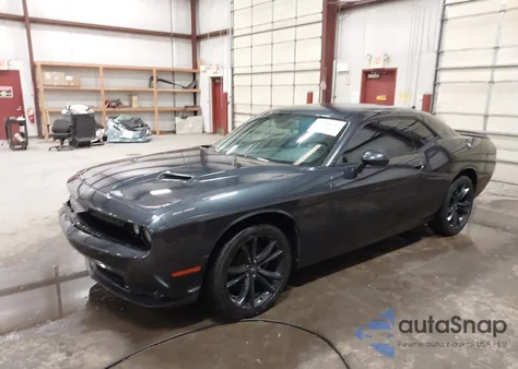 2018 Dodge Challenger Sxt z USA, uszkodzony, nr VIN 2C3CDZAG7JH124222